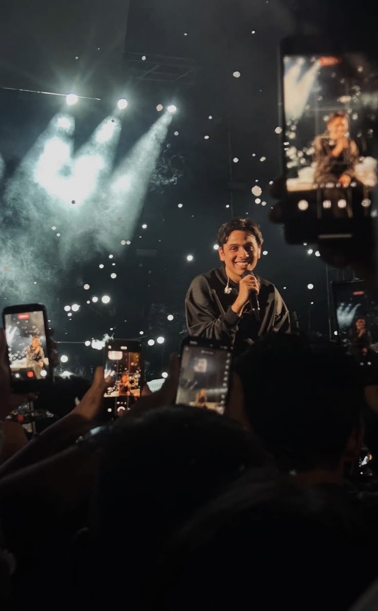 An intimate Anuv Jain live show seen through audience phones